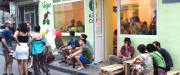 Grupo neonazista invade café vegano na Geórgia, insulta e atira carnes nos donos e clientes