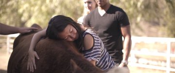 Jovens visitam santuário e conhecem de perto os animais que consomem